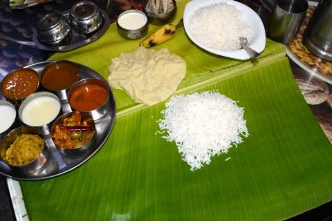 jihoindické thali na bananovníkovém listu