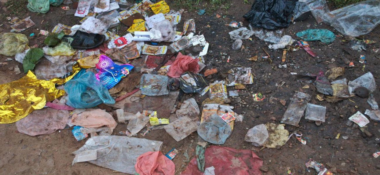 hory odpadků jsou běžným jevem na indických ulicích