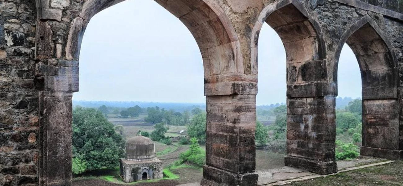 Pevnost Mandu: život mezi paláci a chatrčemi Pevnost Mandu: život mezi paláci a chatrčemi