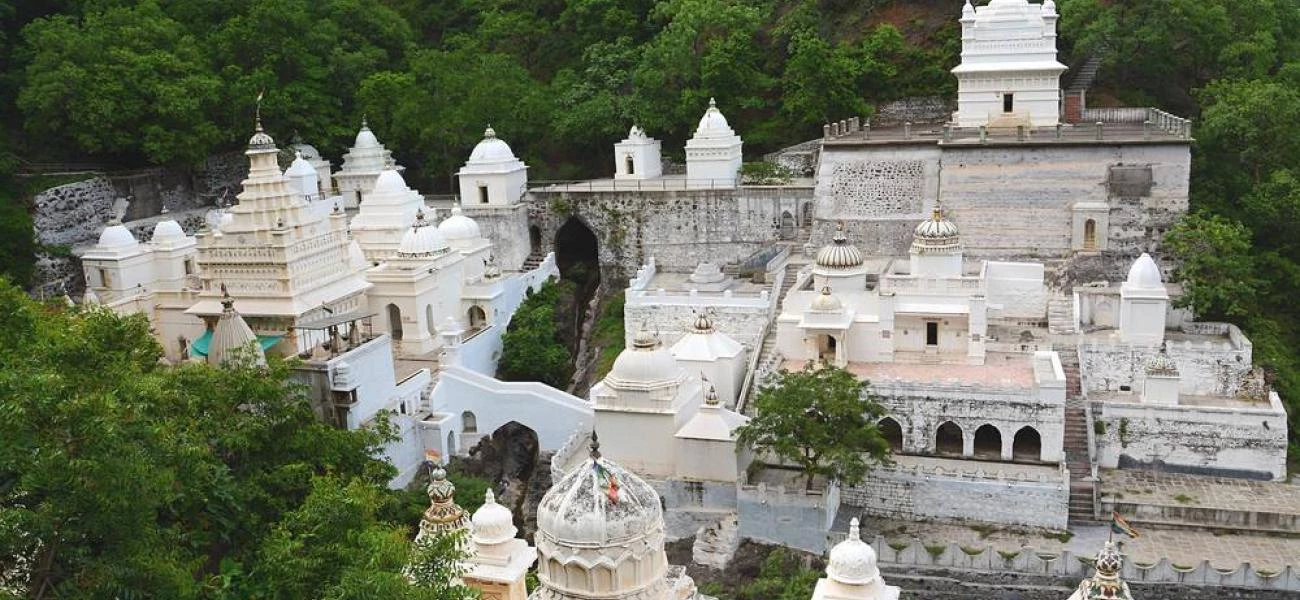 Chrámy Muktagiri - bílá perla v zeleni pralesa