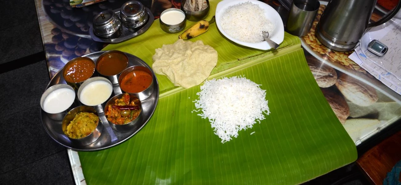 jihoindické thali na bananovníkovém listu jihoindické thali na bananovníkovém listu