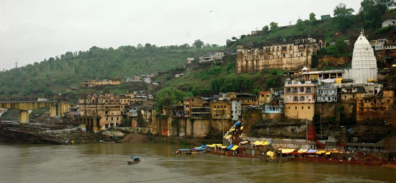 Omkaréšvar - poutní místo na řece Narmadě