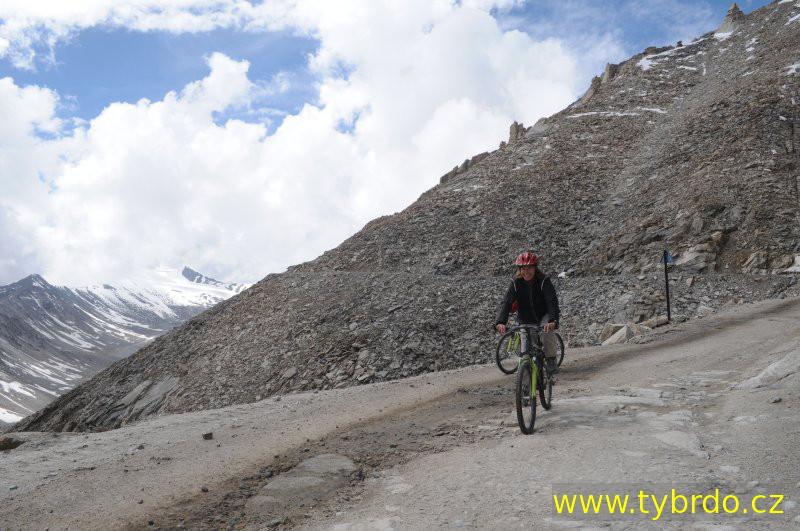 Na kole z Khardung La