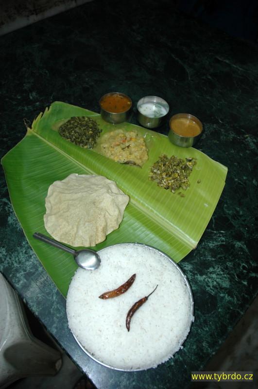 jihoindické thali na bananovníkovém listu