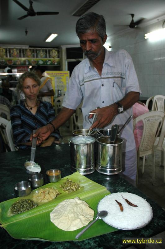 jihoindické thali na bananovníkovém listu