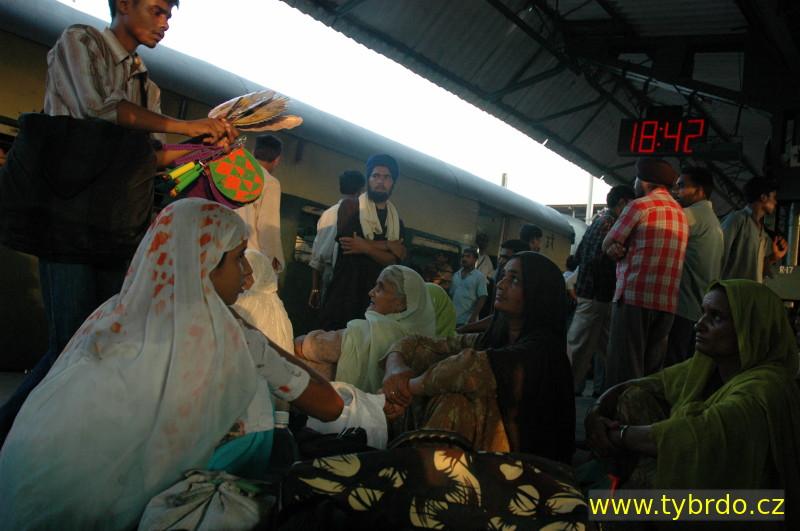 Indický vlak - čekání na nástupišti bývá dlouhé
