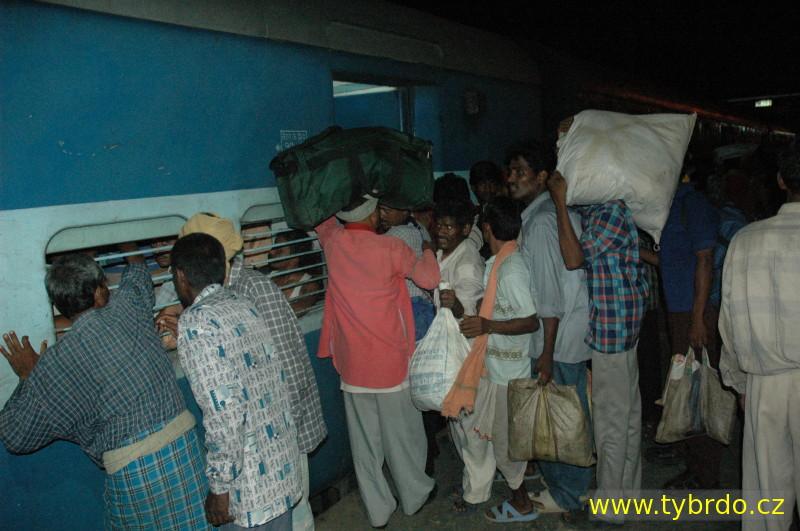 Indický vlak - boj o místa ve 3. třídě