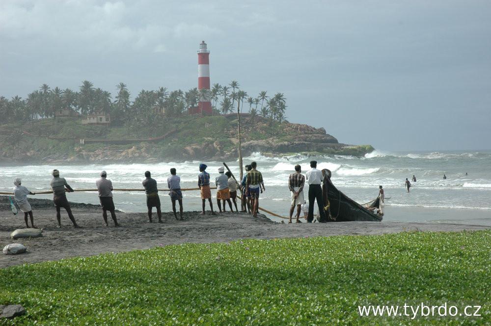 vytahování rybářských sítí v Kerale