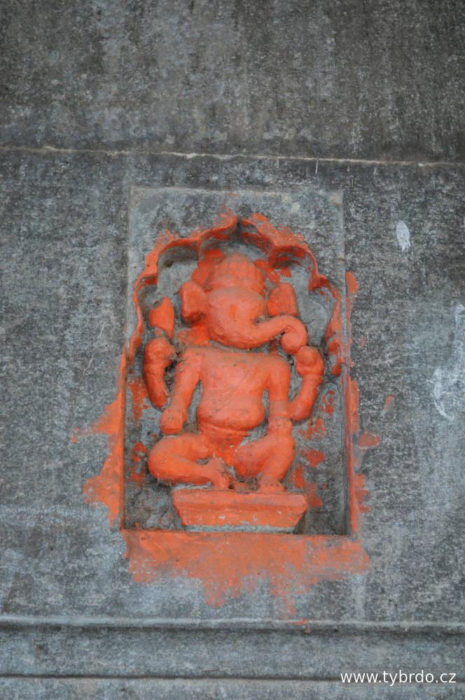 Bůh se sloní hlavou Ganéša na břehu řeky Narmady