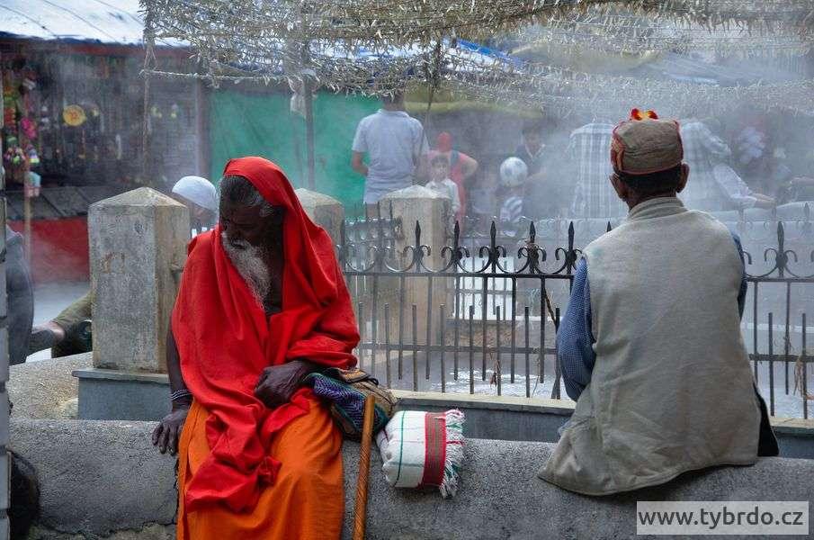 poutníci u horkého pramene v Manikaranu