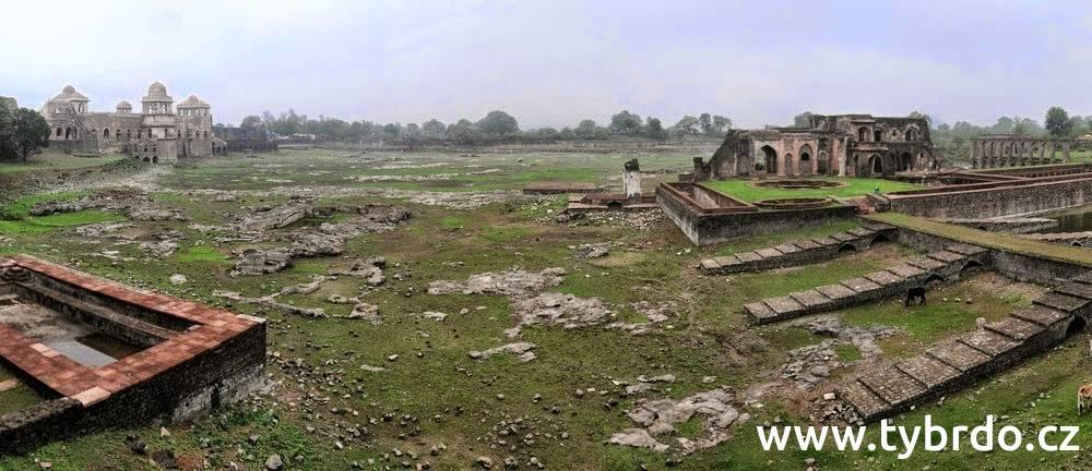 Pevnost Mandu: život mezi paláci a chatrčemi