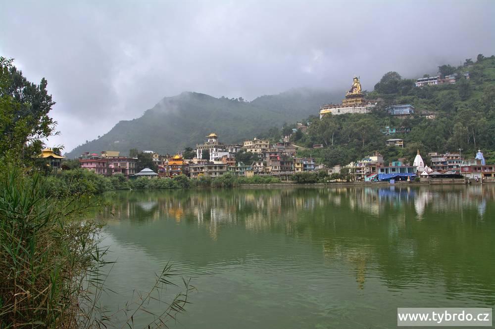 Rewalsar - posvátné jezero v podhůří zeleného Himálaje