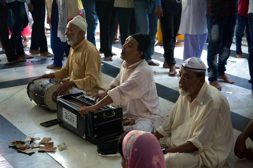 zpěváci qawwali v Nizamudin Dargah