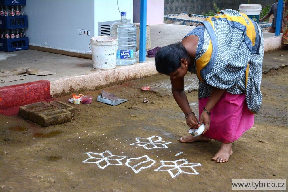obrazce kolam na zápraží domů v Tamilnádu