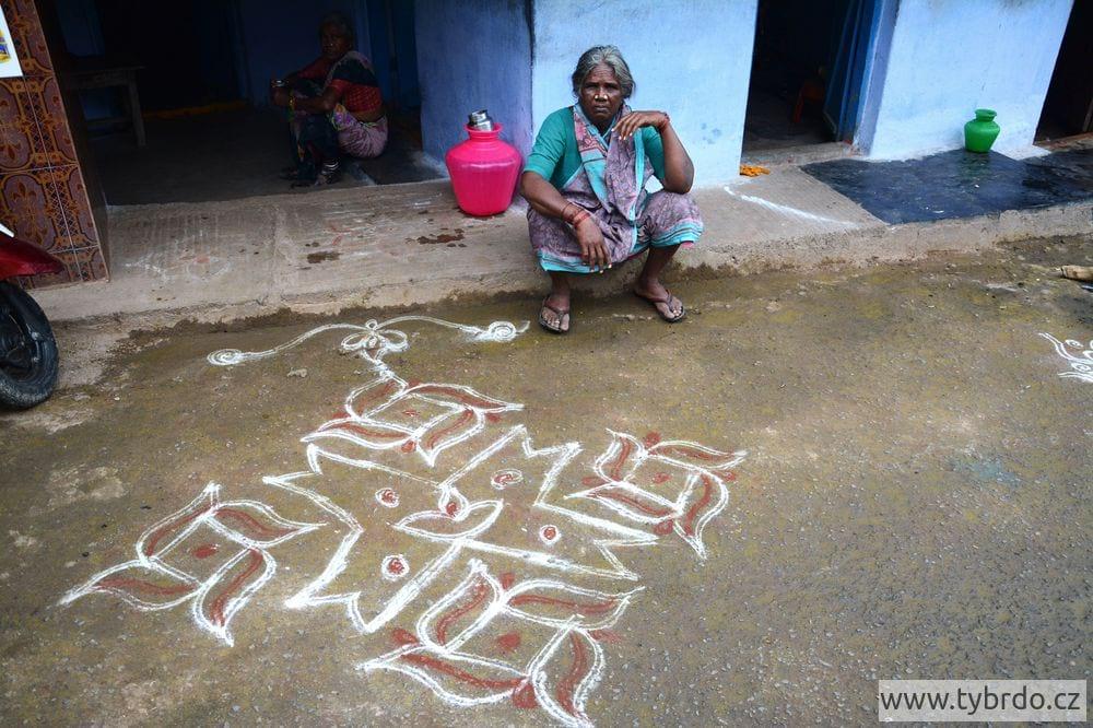 obrazce kolam na zápraží domů v Tamilnádu