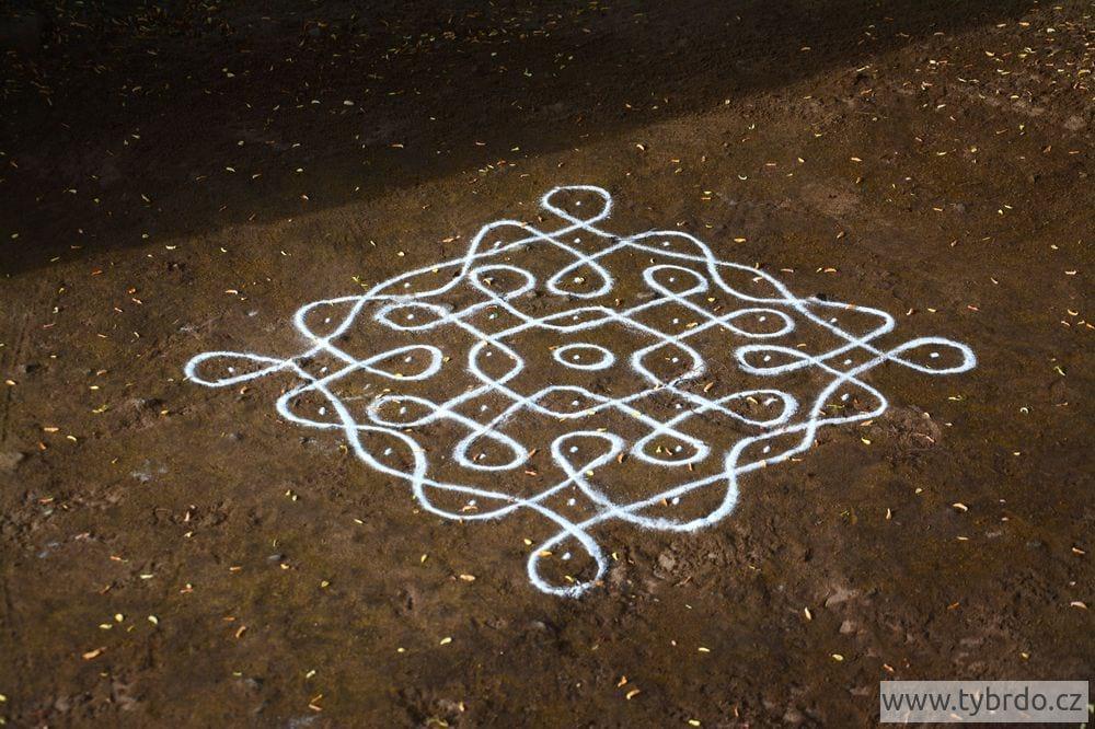 obrazce kolam na zápraží domů v Tamilnádu