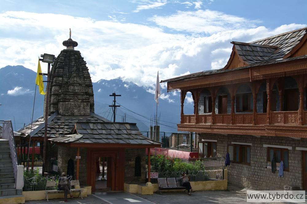 Šivův chrám na prvním nádvoří v Bhimakali temple