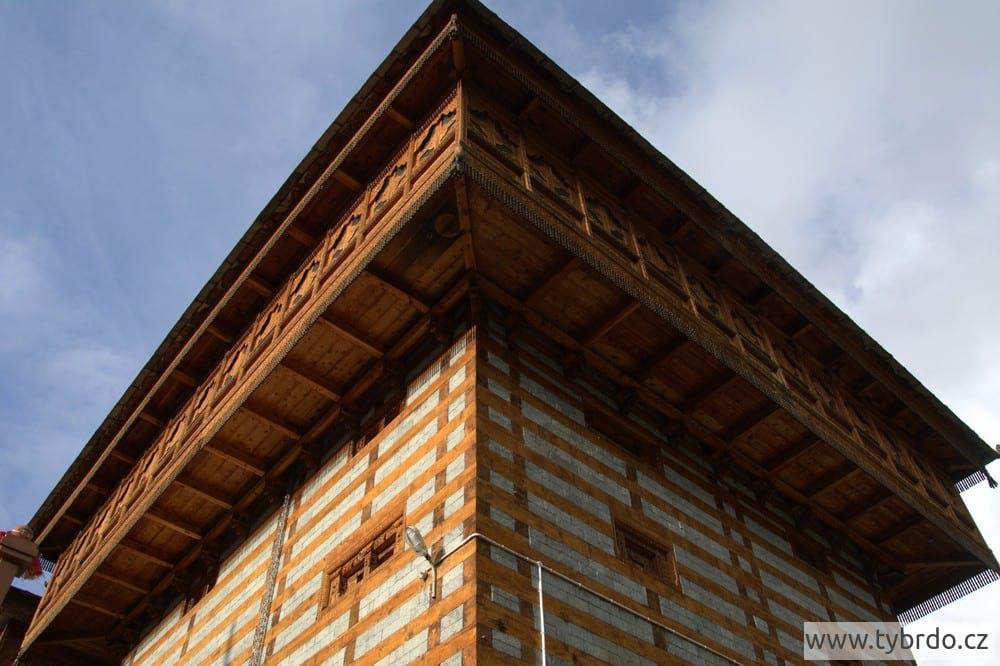Prokládání kamene a cedrového dřeva je typické pro celou oblast Kinnaur