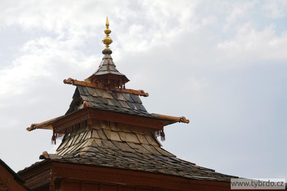 Břidlicové prohnuté střechy a bohaté zlaté ozdoby připomínají buddhustické stavby.