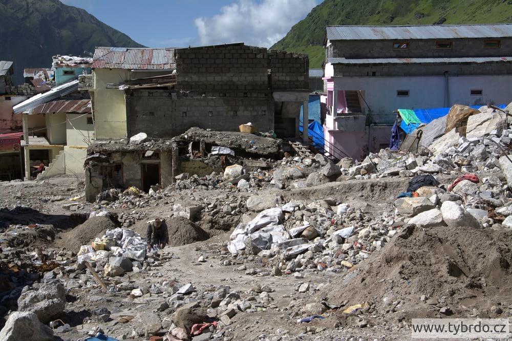 Stopy po povodni jsou tu stále ještě patrné - Kedarnath