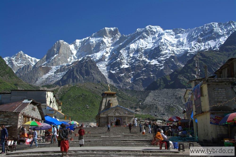 Prostranství před chrámem v Kedarnath je po povodních plně obnovené