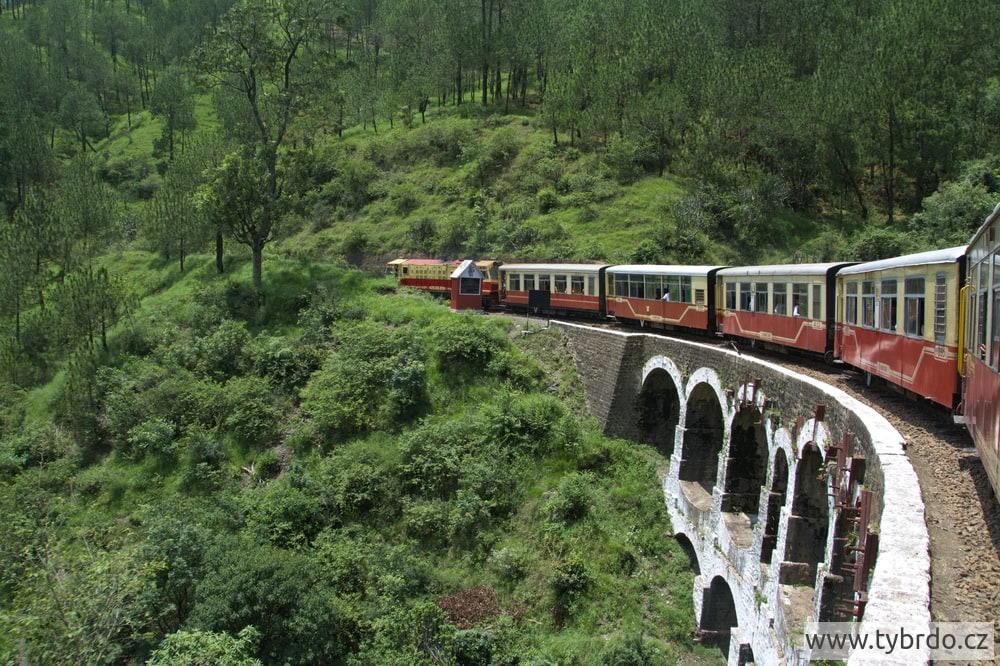 železnice Kalka-Shimla má stovky mostů