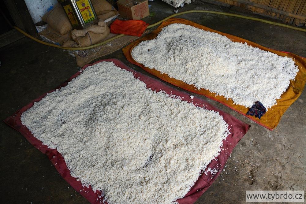 Rýže určená k výrobu pálenky se uvaří a smíchá s kvasnicemi