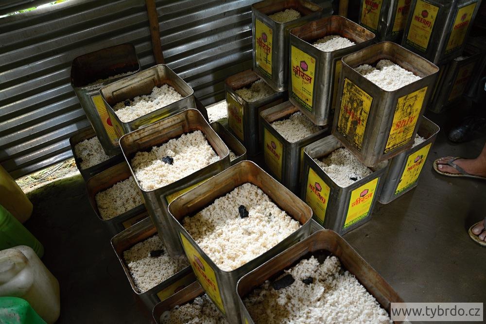 Rýže určená k výrobu pálenky se nechá několik dní fermentovat.