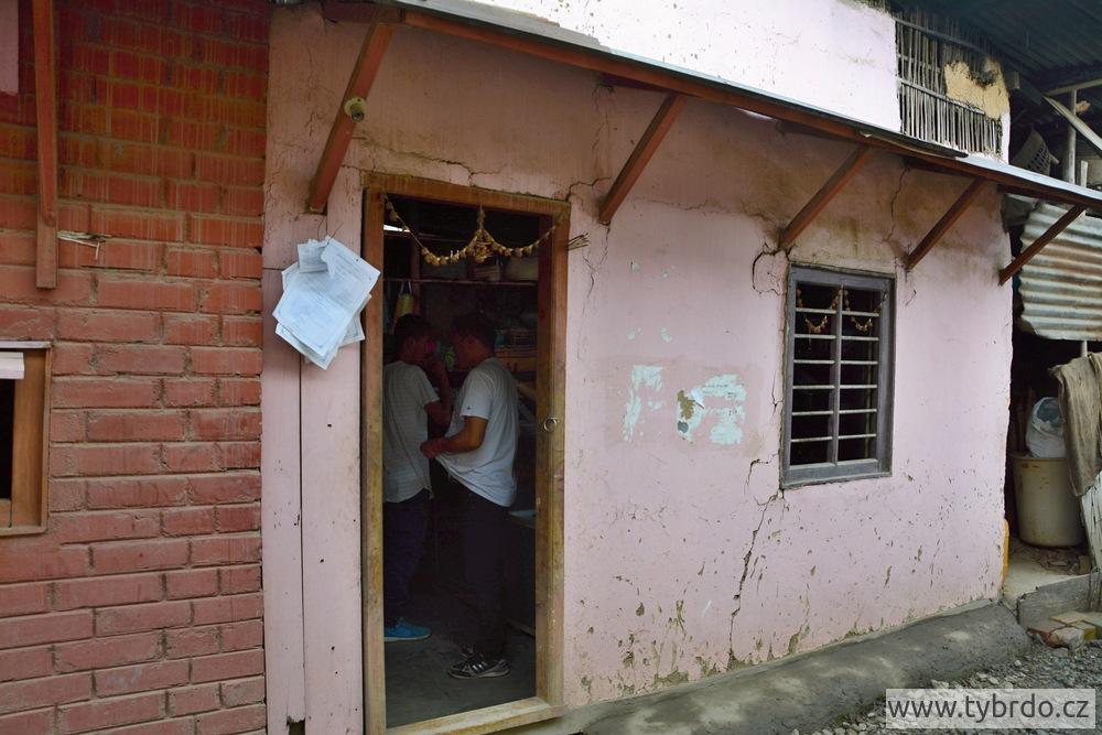 nenápadný vchod - venkovská nálevna ve státě Manipur