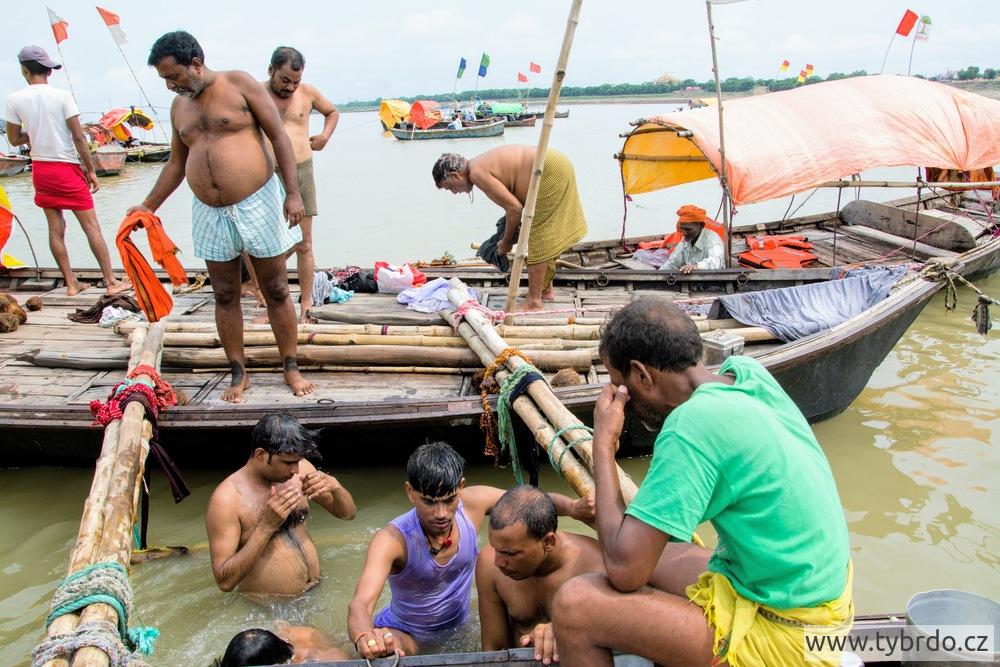 Triveni Sangam v Prayag, soutok Gangy, Jamuny a Saraswati
