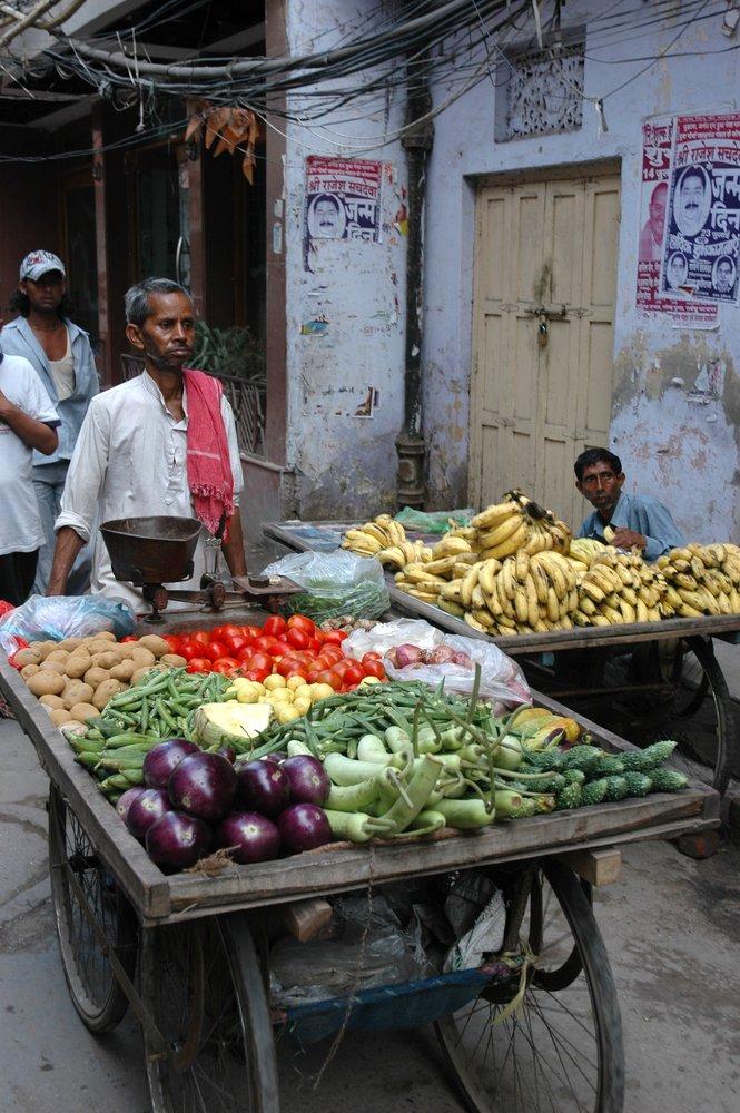 Pouliční prodejce zeleniny Sabji wala se svým pojízdným krámkem