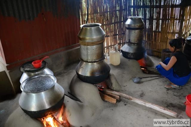 destilace rýžové pálenky v indickém Manipuru